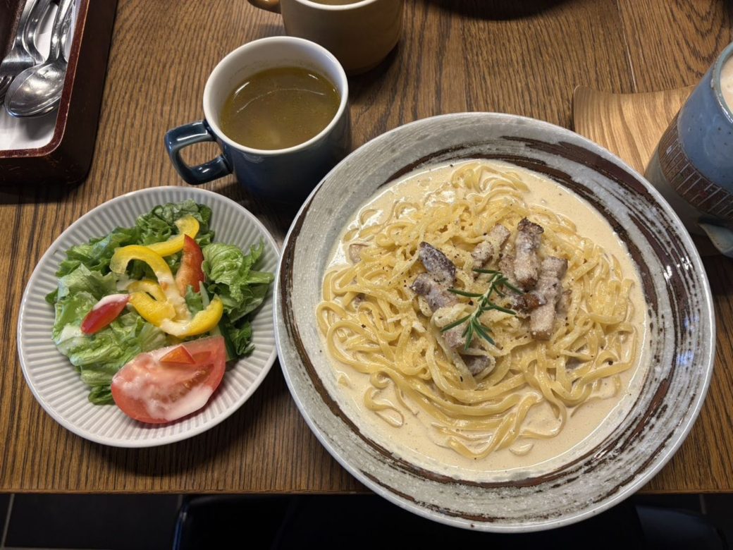 自家製燻製ベーコンのカルボナーラ