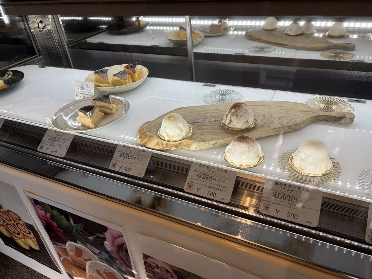 売店のショーケースに並ぶケーキ