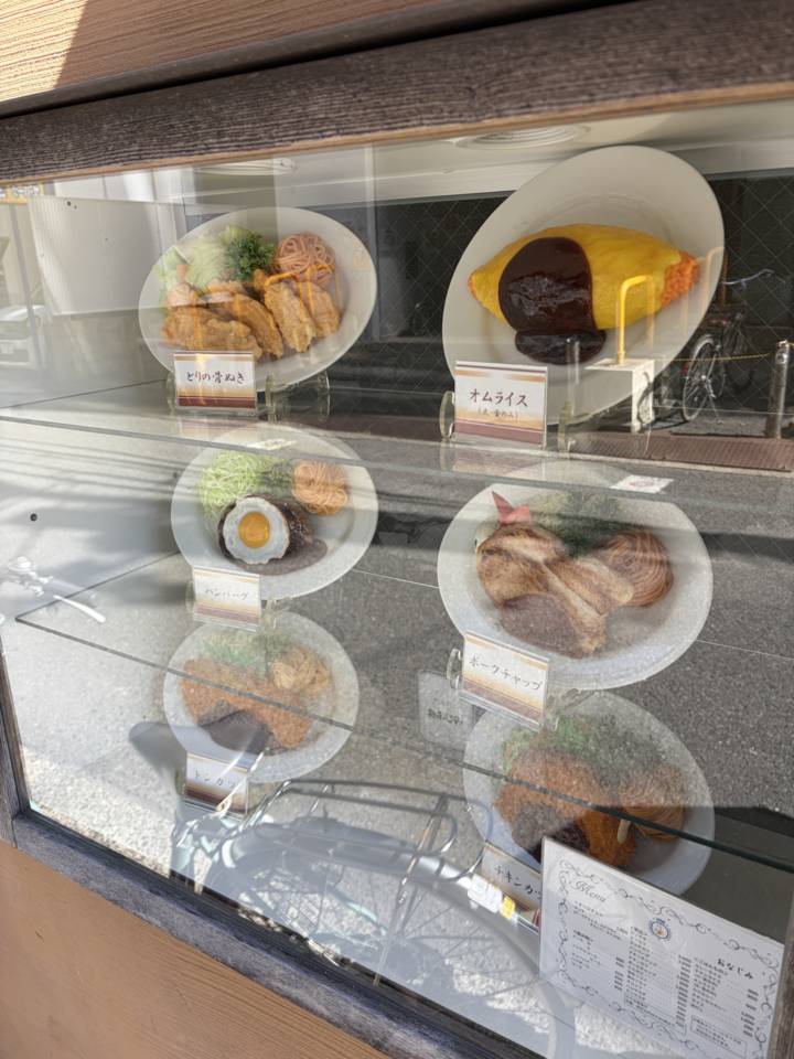 店頭ショーケースに並ぶ洋食のサンプル
