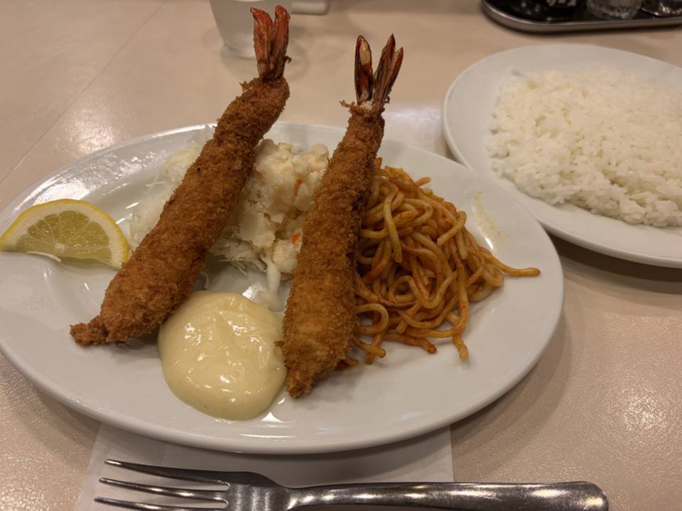海老フライとライス。ころもがしっかりしている